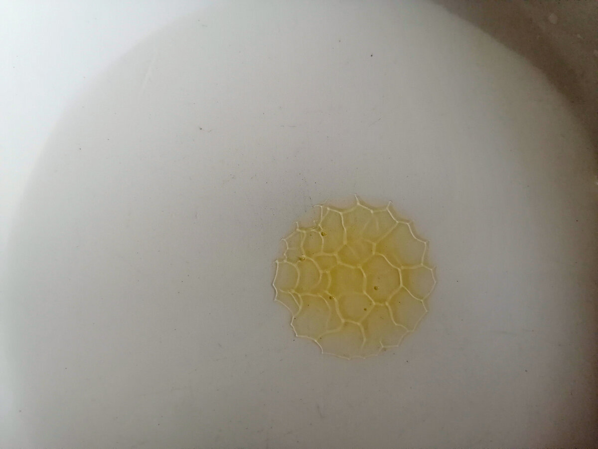 Так можно сделать и дома. К капле меда добавьте грамм 100 воды и покрутите полминуты тарелку