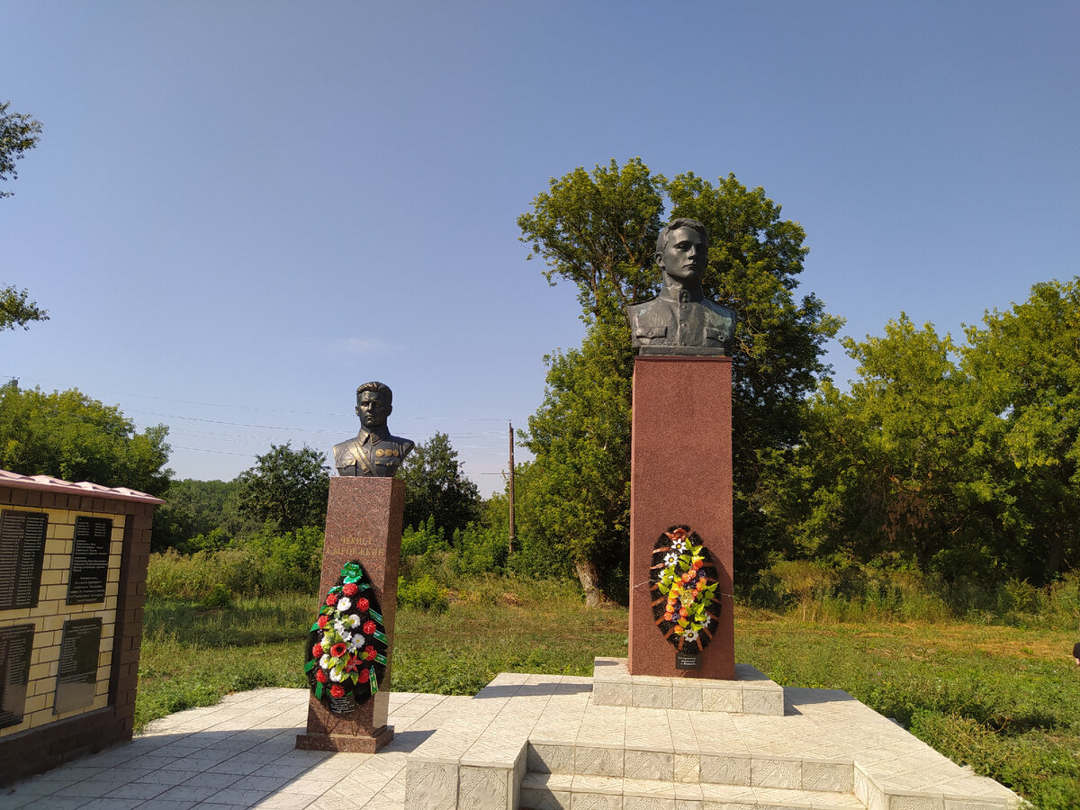 Про памятник Герою Советского Союза расскажу в следующих статьях