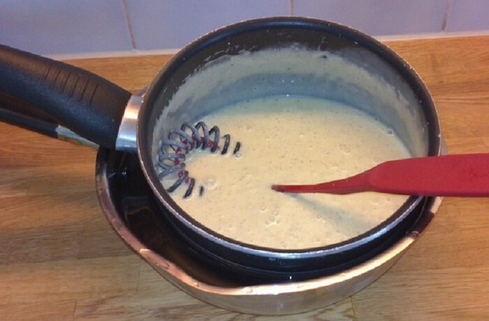 Если ваша цель – быстро охладить крем для торта или пирожных, влейте его в металлическую емкость, например, в кастрюлю и поставьте в большую миску, наполненную ледяной водой. Суть такого способа проста: металл помогает теплу оперативно выходить, а холоду – проникать. Учтите, что чем больше будет кастрюля, тем быстрее остынет горячий крем. 
