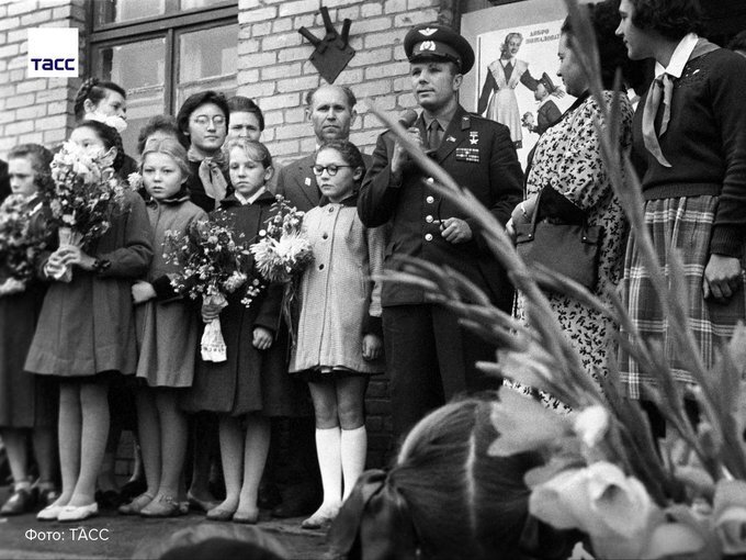 Космонавт Юрий Гагарин выступает перед школой в первый день нового учебного года, 1 сентября 1961 года. Фото взято из открытых источников: tass.ru