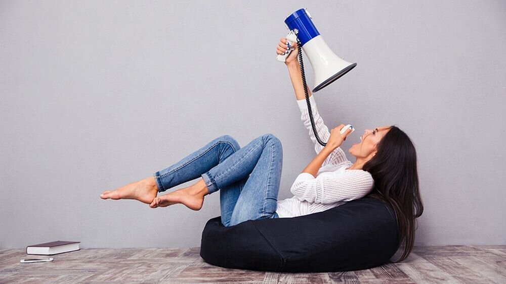 Мы разговариваем с собой по разным причинам. Часто это происходит, когда мы испытываем сильные эмоции, такие как гнев, нервозность, крайняя сосредоточенность или волнение.