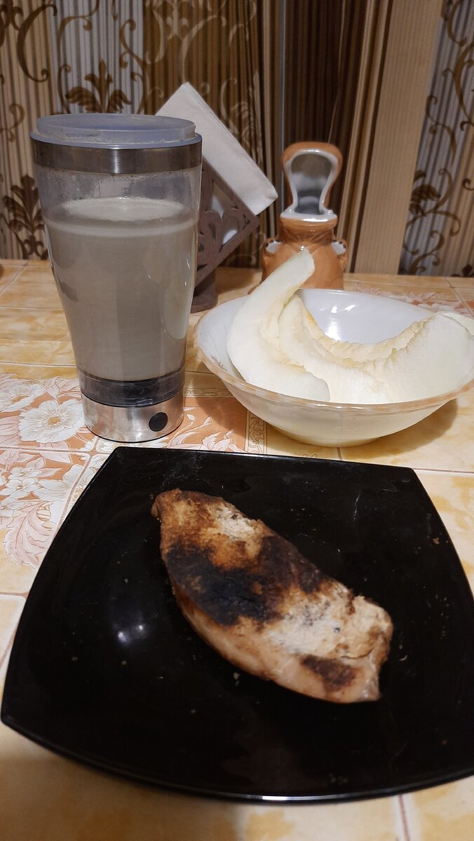 Индейка, дыня, матча с гуараной на молоке. Записала в завтрак всё, но осилила не всё. Останется на ужин (радостно потирает лапки)