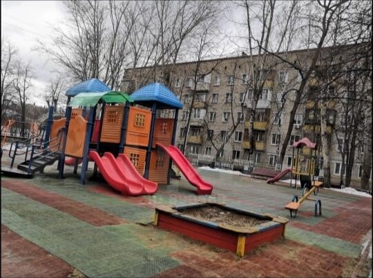 Вот из такой чудесной пятиэтажки в районе метро Академическая я переехала в Новую Москву