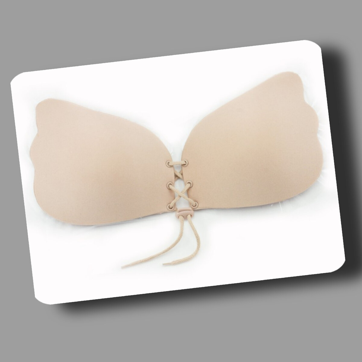 Так выглядит современный бюстгальтер без лямок на клеевой основе. с помощью шнуровки он регулируется по ширине