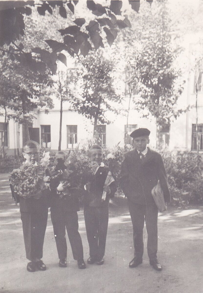 Фото во дворе дома 7. 1 сентября 1966 год. Первый раз в первый класс.