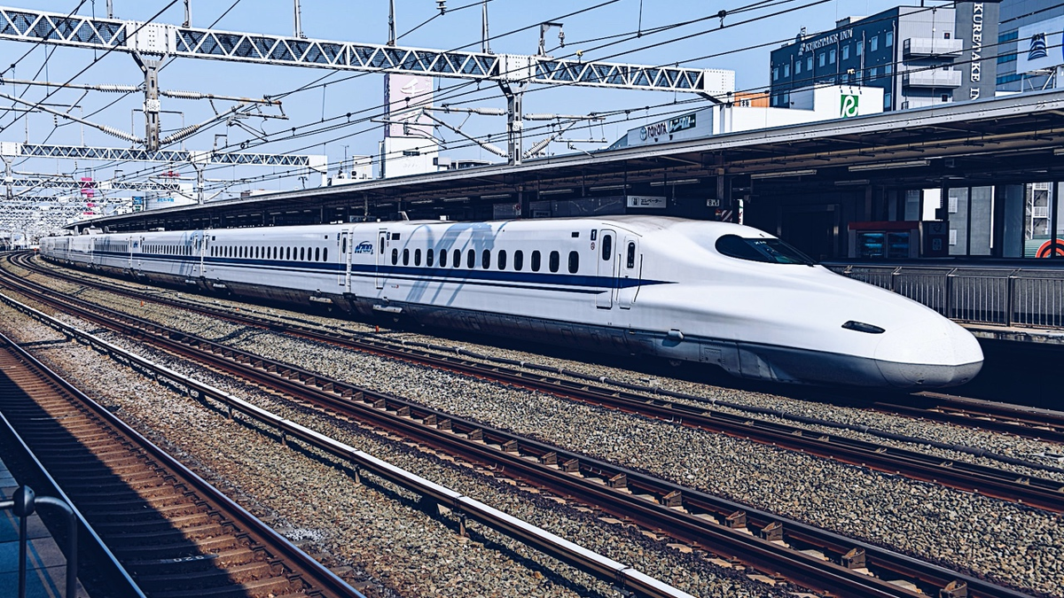 Низкий поезд. Поезд High Speed Rail. Shinkansen e8. Белый высокоскоростной поезд. Скоростные поезда Индии.