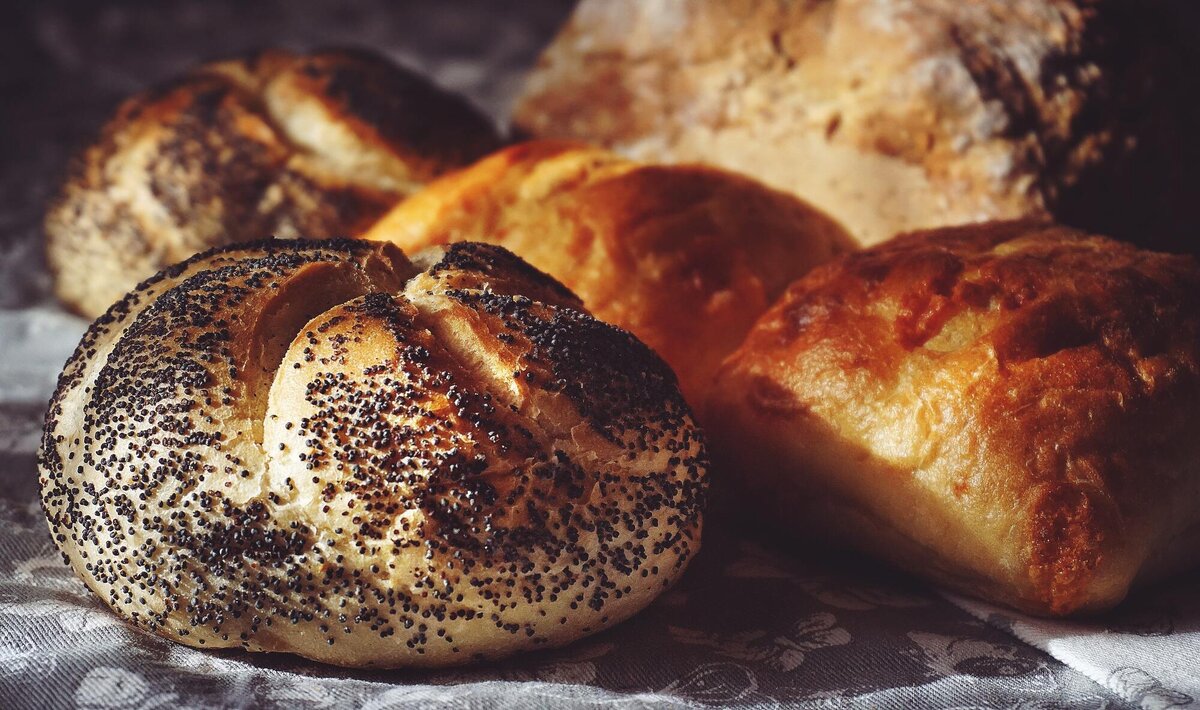 Пышная продолговатая булочка в русской кухне