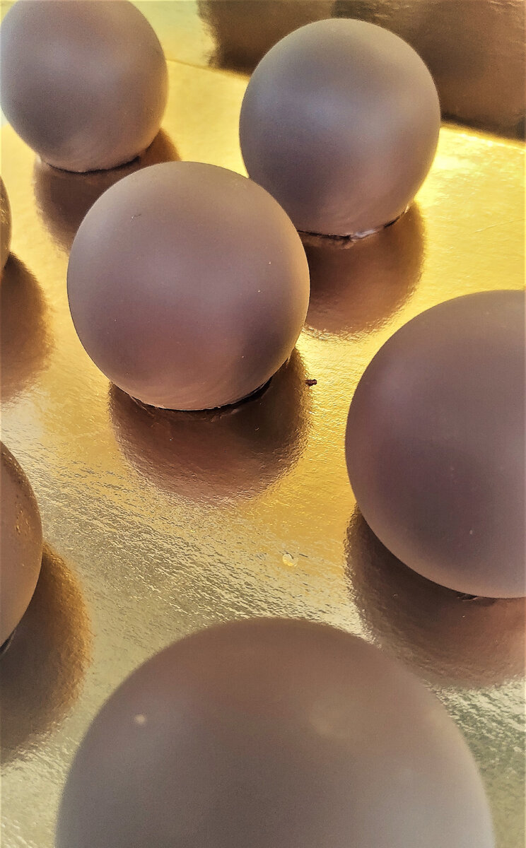 Пирожные, покрытые глазурью гурмэ