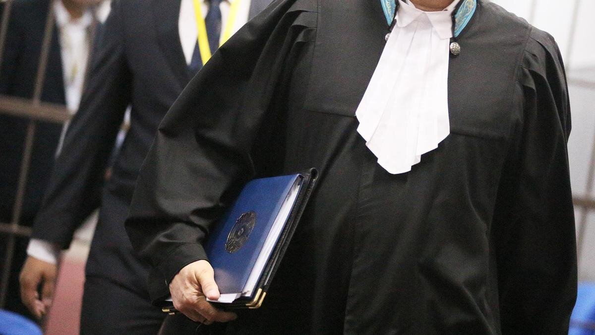    Судья идет в зал заседания с папкой в руках:NUR.KZ / Петр Карандашов