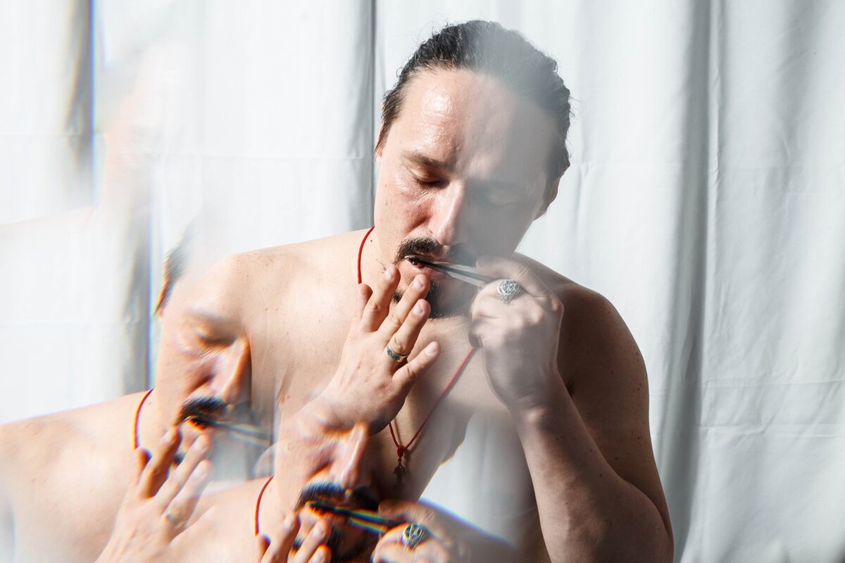 Потомственный шаман-целитель Алексей Секов во время малого комлания