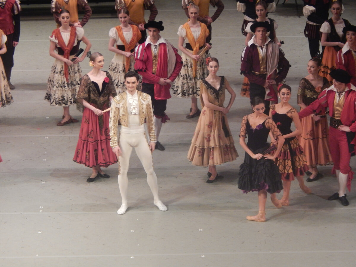 Р.Беляков и М.Буланова на фоне кордебалета
