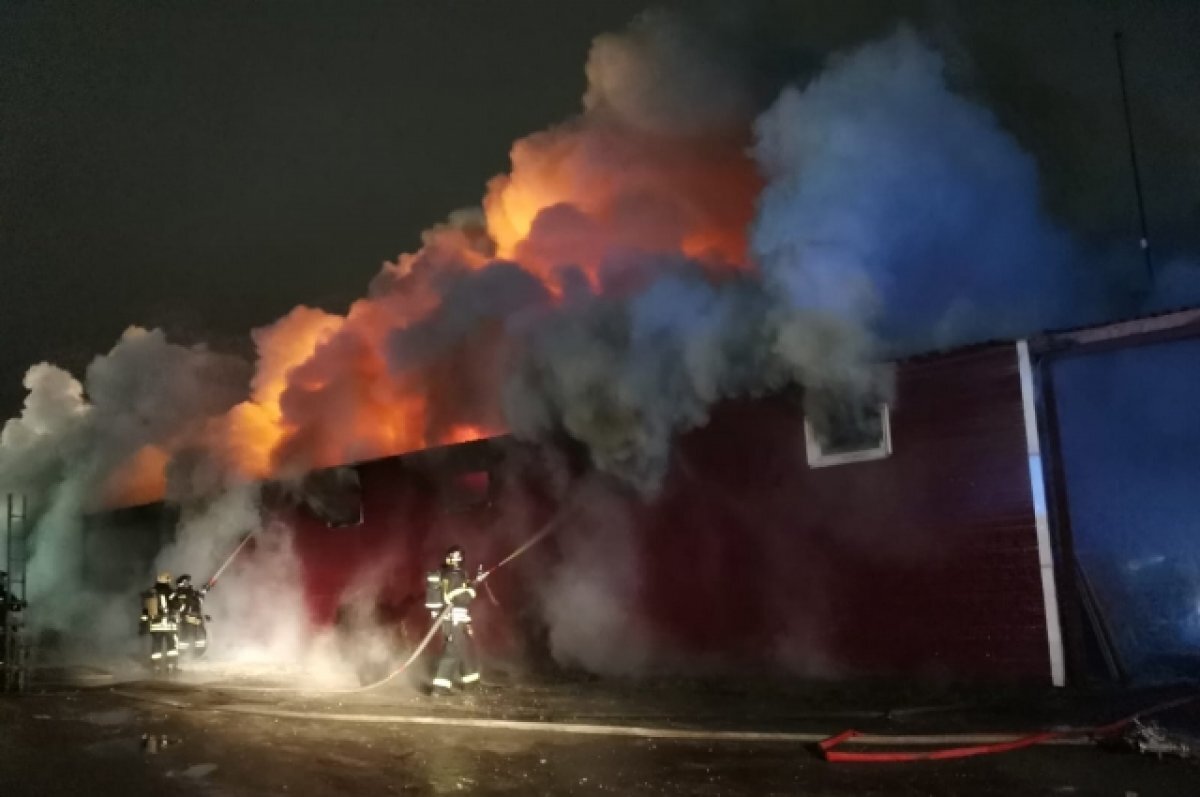    В Лакинске горит мебельное производство площадью 800 квадратных метров