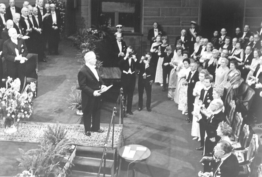 Получил нобелевскую. Шолохов 1965 Нобелевская премия. Шолохов на вручении Нобелевской премии.