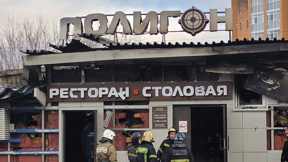 Фото: Александр Тихонов / Коммерсантъ📷Пожарные МЧС на месте трагедии