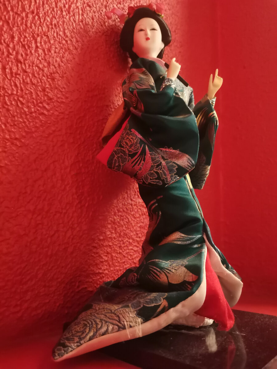 Много фигурок в национальной одежде, как бы намекая на ориентированность кухни. Судя по ним, она должна быть японской.