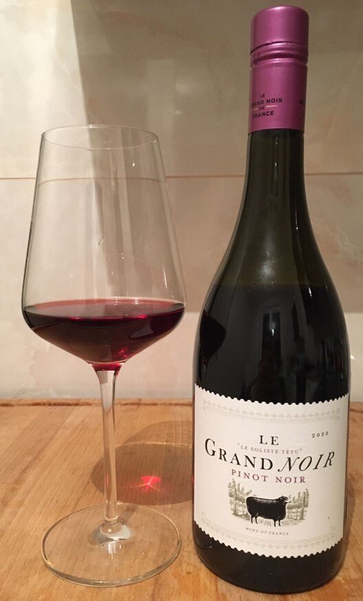 Полусухой, но достойный Le Grand Noir Pinot Noir. Урожай 2020 г ...
