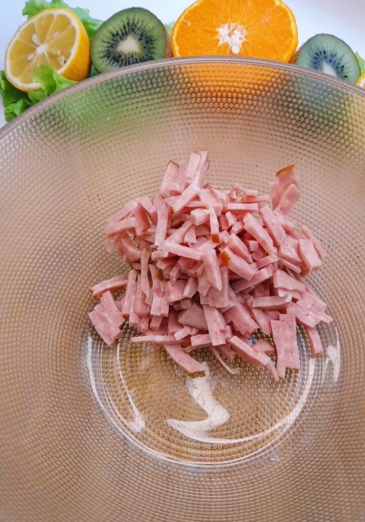 Варено-копченую колбасу нарезаем соломкой +можно взять копченое мясо, либо ветчину)