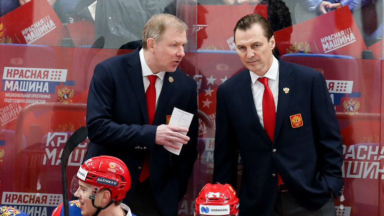    Главный тренер сборной России Алексей Жамнов (слева) и Сергей Федоров.ФХР