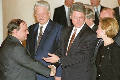 Слева-направо: Е. Гайдар, Б. Ельцин, Б. Клинтон