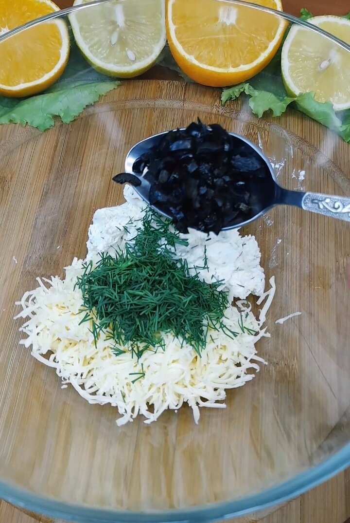 Я добавила укроп свежий мелко нарезанный и маслины(мне нравится такое сочетание)