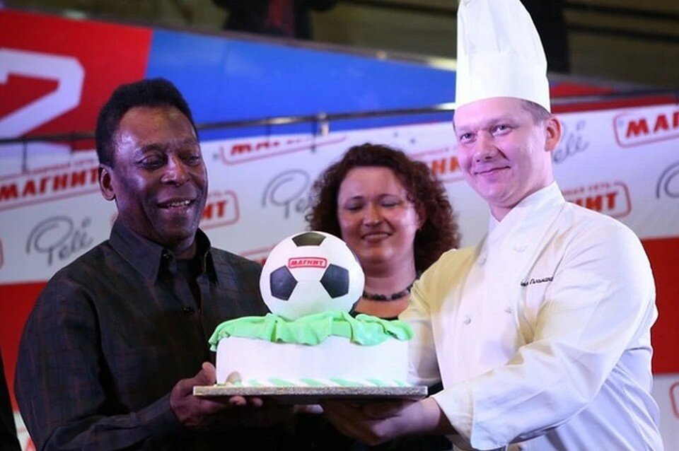     Пеле подарили торт. Николай ХИЖНЯК