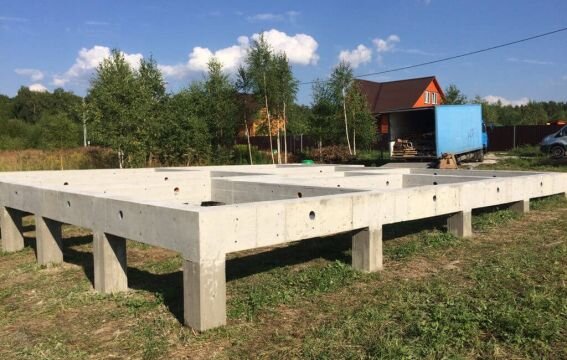 Нормальный свайный фундамент, и никакой он не свайно-ростверковый, а то кто-то подумает, что дом можно поставить на сваи без ростверка