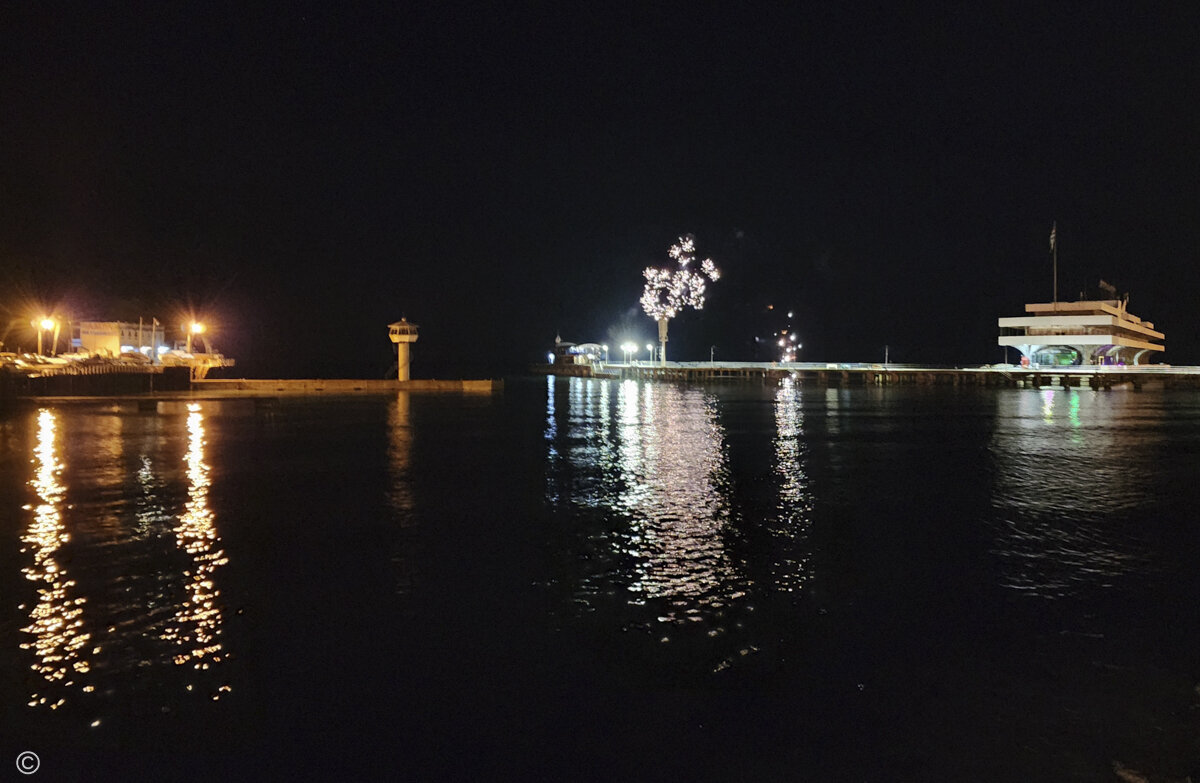 Сухуми, Набережная, Новый год - море фейерверков Фото: Корчагина Татьяна