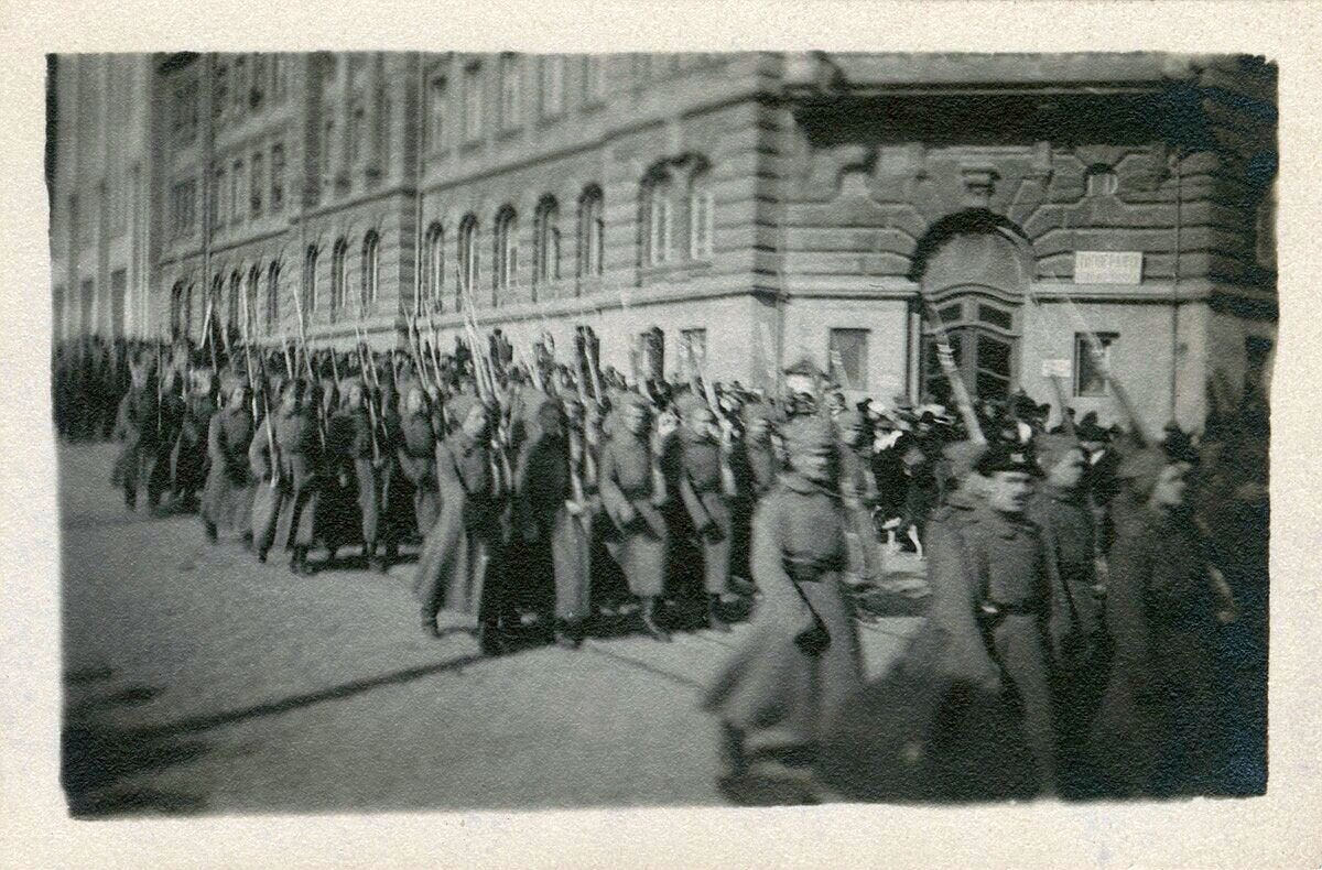 Автор: Eichelberger, Robert L. © Белочехи маршируют по центральной улице Владивостока на параде. Подпись от руки: «Чехословацко-союзный парад мира во Владивостоке, ноябрь 1918 г.». Эта подпись от руки заслуживает отдельного комментария.
Permalink: https://idn.duke.edu/ark:/87924/r3rn30q16 