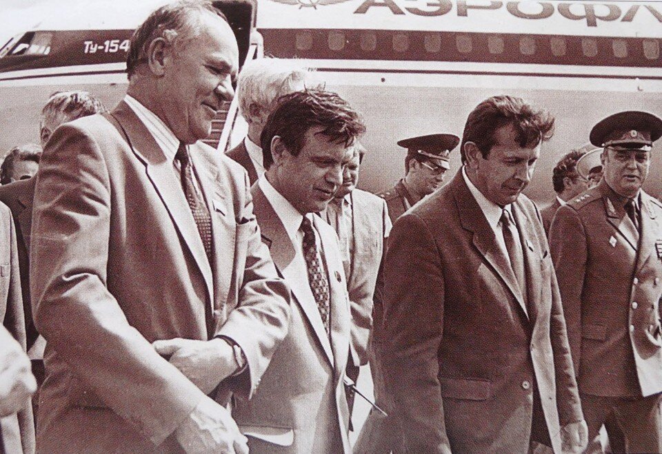     29 мая 1992-го Руслана Хасбулатова (в центре) встречали глава администрации области Юрий Маточкин (слева) и председатель областного Совета депутатов Юрий Семенов.  Архив автора