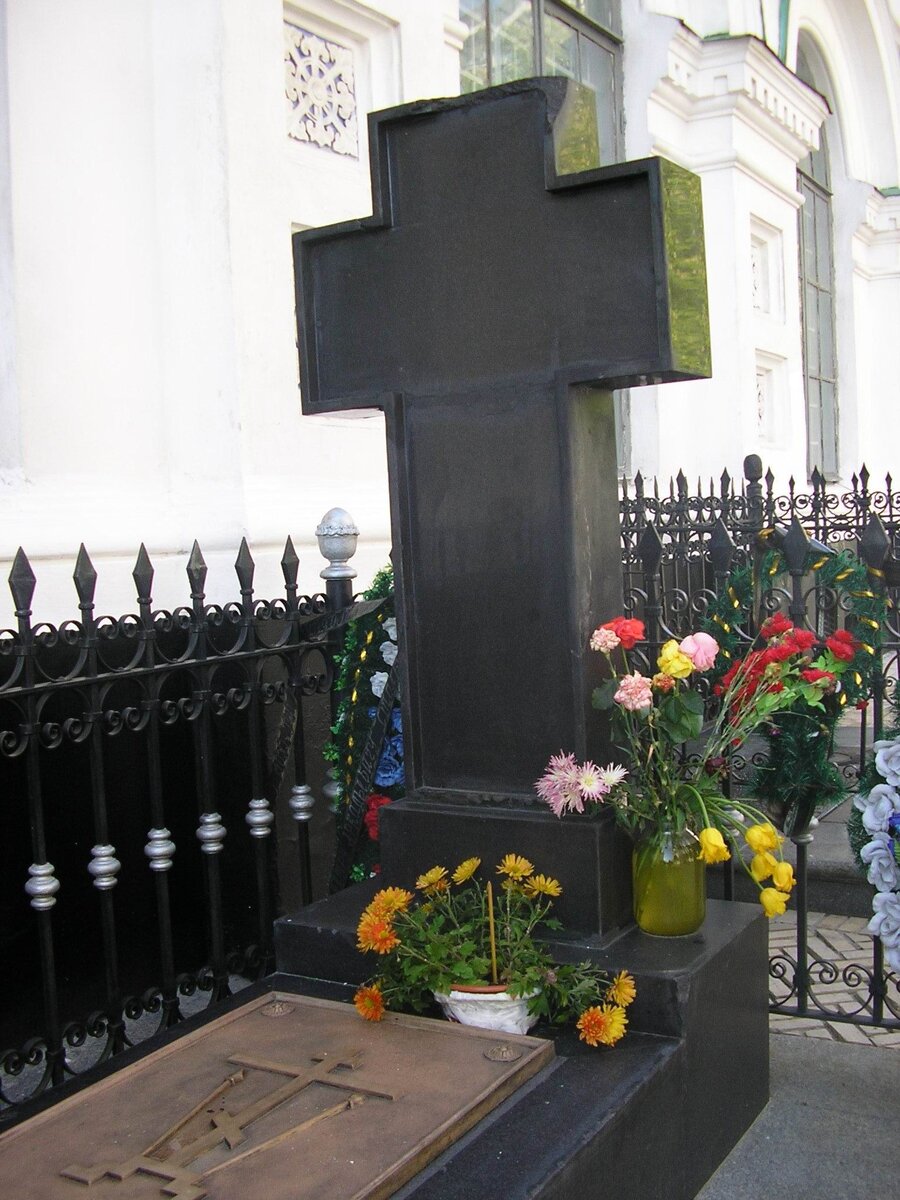 Могила Столыпина у Трапезной церкви