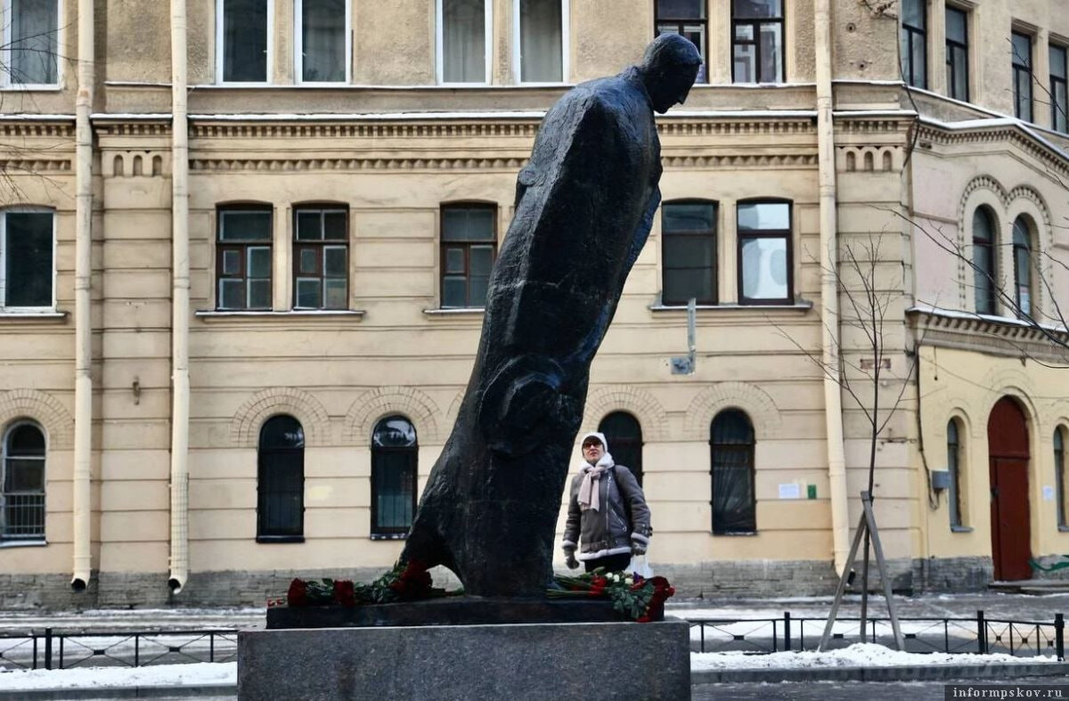 памятник товстоногову в санкт петербурге