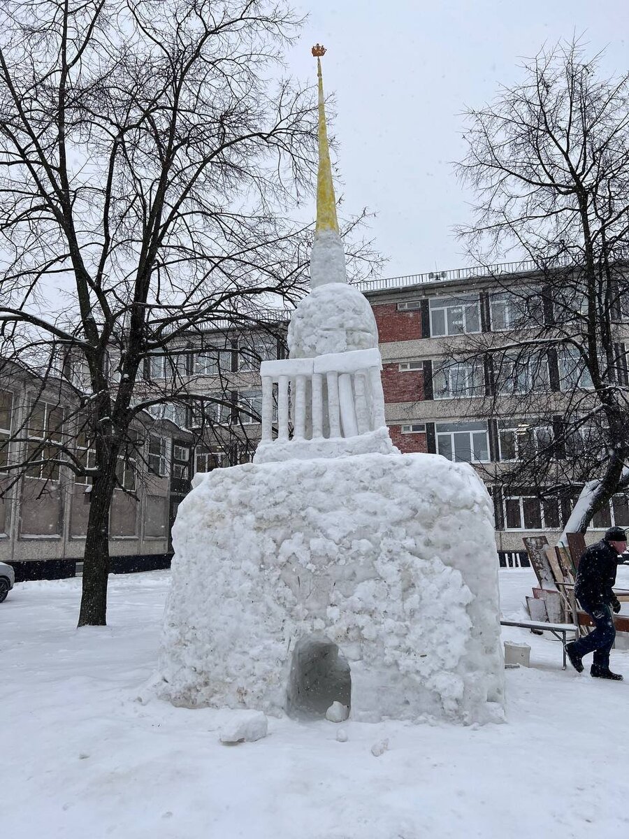 Адмиралтейство в школьном дворе. Фото: Ирина Лапеченкова