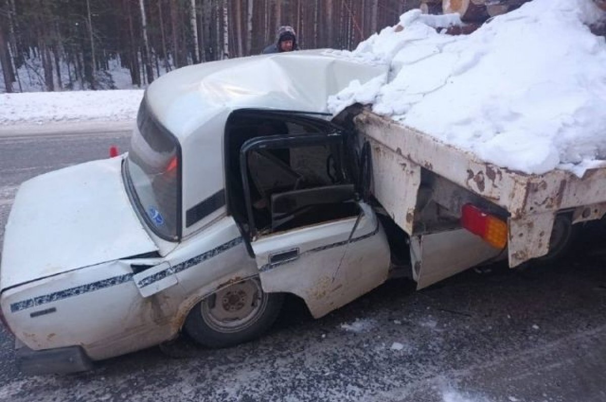    На Урале водитель легковушки погиб, врезавшись в припаркованный КАМАЗ