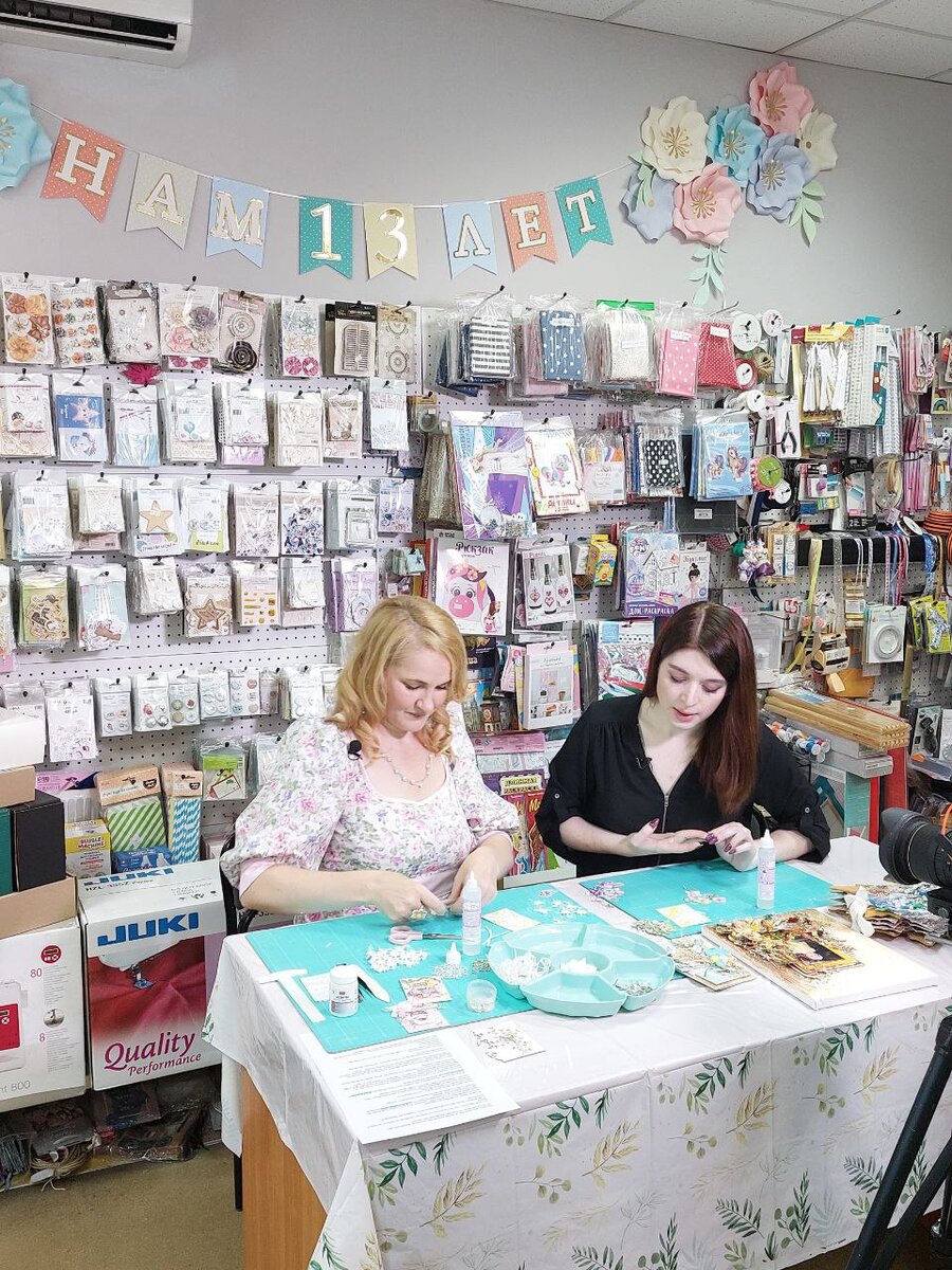 Надежда и Полина за процессом изготовления АТС-карточек