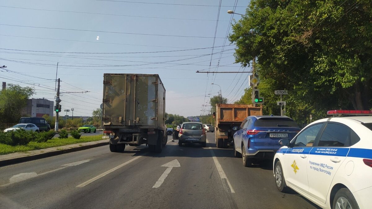     Пробка сковала Первую продольную в Краснооктябрьском районе Волгограда сегодня утром по направлению движения в центр города, сообщает корреспондент издания «НовостиВолгограда.ру» с места событий.