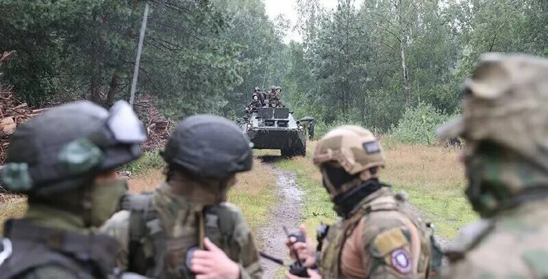Польша уже даже вертолёты анонсировала для ударов по полевым лагерям Вагнера, но превосходство в опыте, технике и слаженности у ЧВК Пригожина такое, что командиры НАТО в панике...