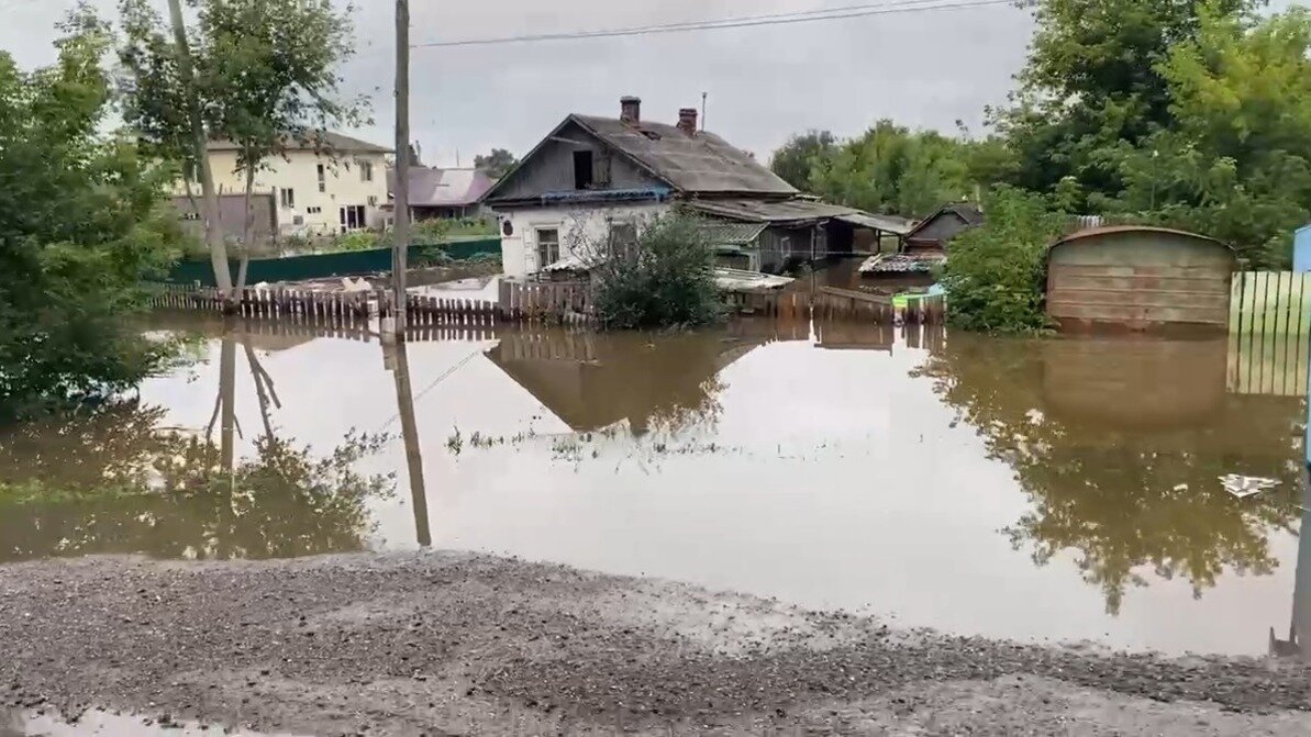     Более шести сотен человек эвакуировали спасатели — такова статистика на данный момент — из затопленных районов Спасска-Дальнего и Спасского округа.