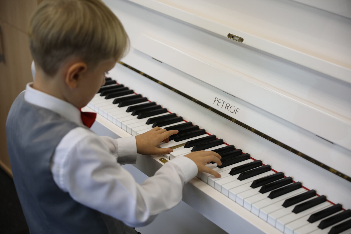 Ребенок осваивает фортепиано /©https://tcdk.mos.ru/