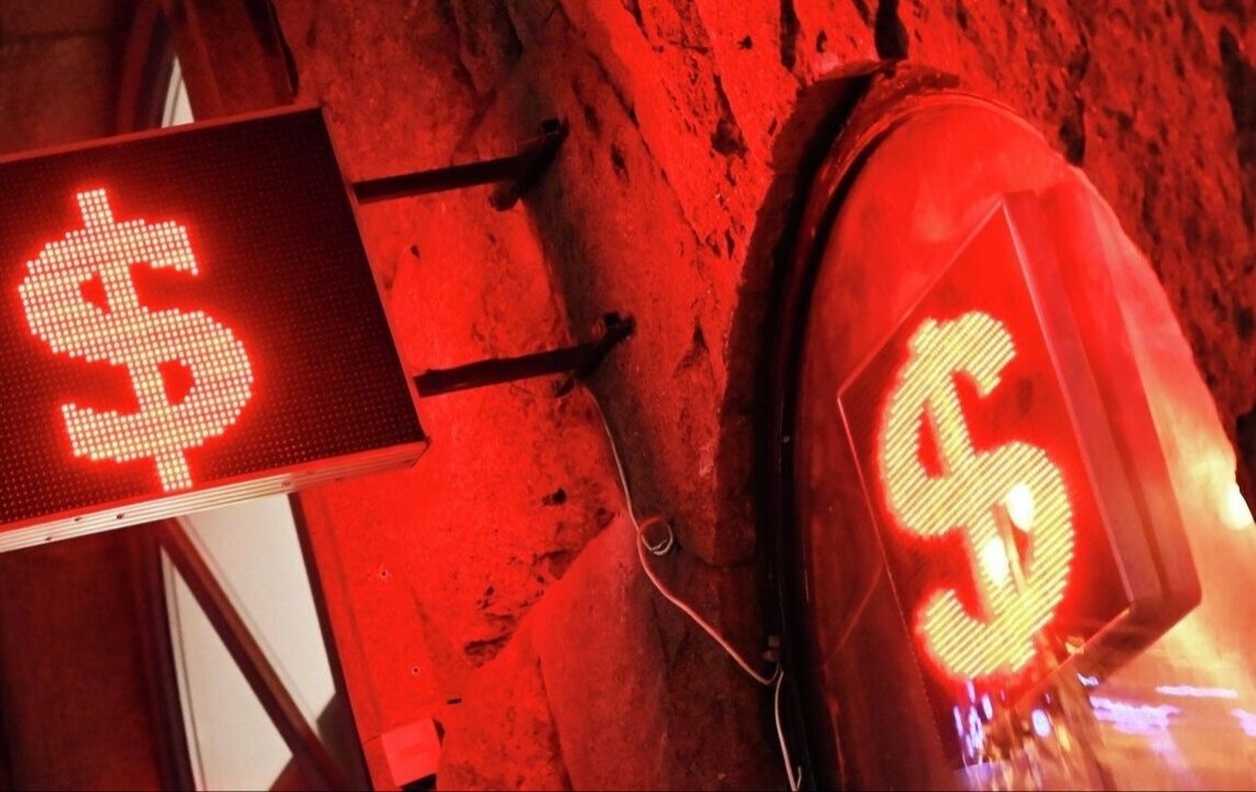    Официальный курс доллара на вторник составил 101,04 рубля, евро — 110,68 рубля