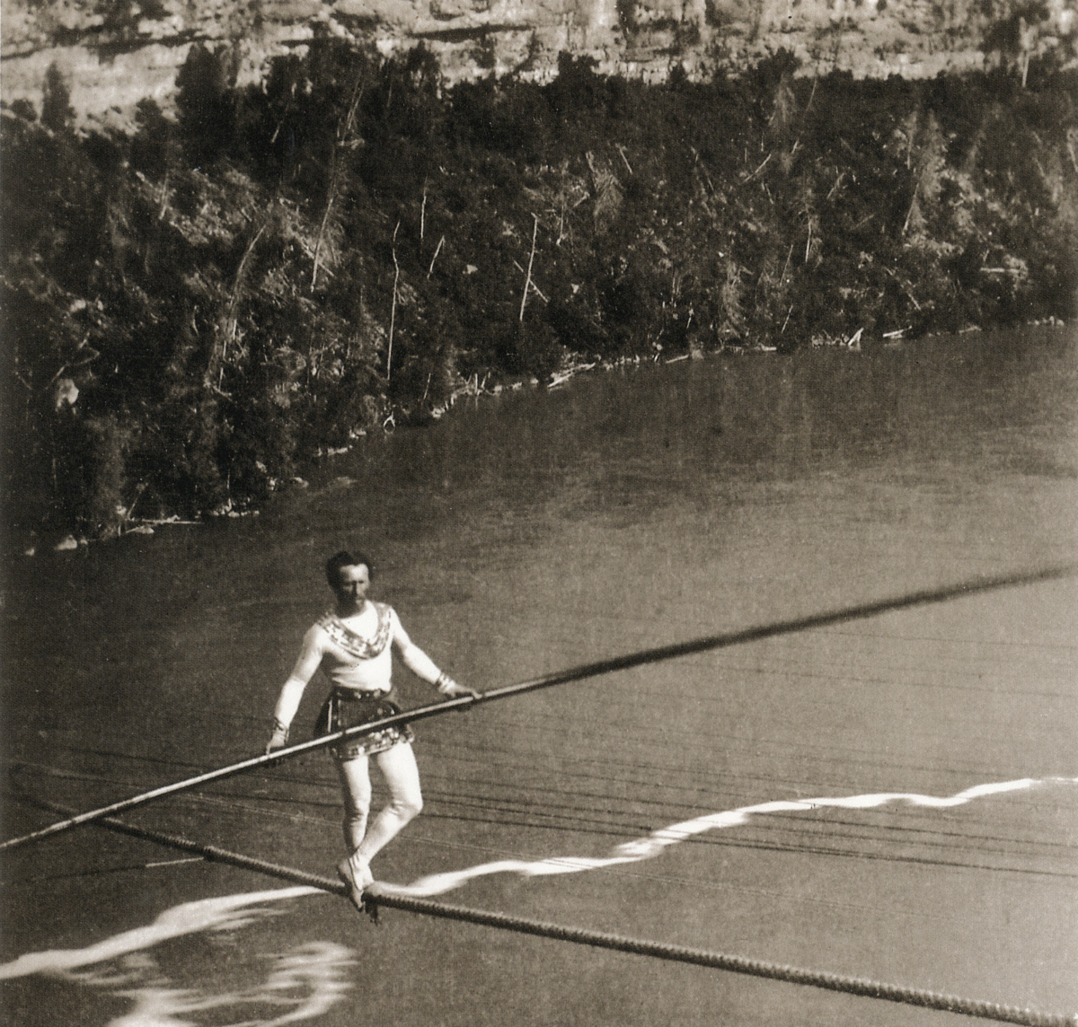 Шарль Блонден пересекает Ниагарский водопад, 1859 год