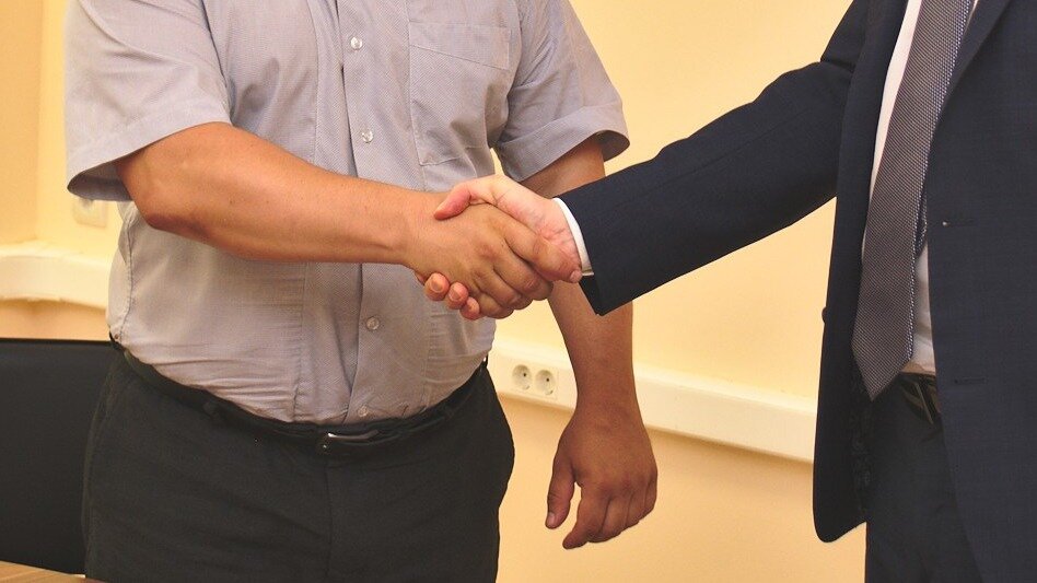     В Хабаровске произошло важное событие, Общественная палата края и представители основных политических партий подписали соглашение о сотрудничестве в подготовке и работе на избирательных участках во время сентябрьских выборов.