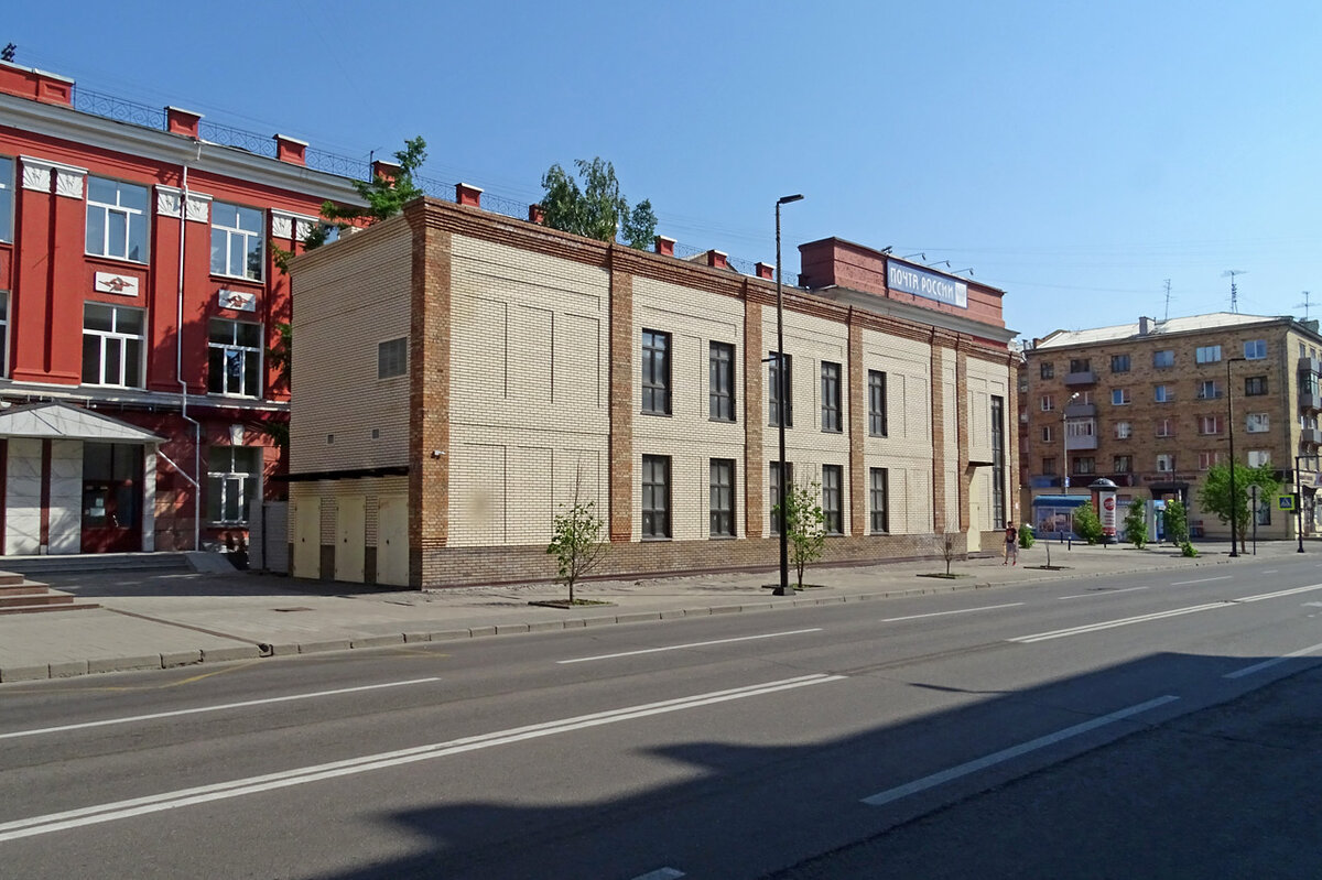     Некрасивое кафе посреди красивого проспекта Мира мозолит глаза уже несколько лет, но его владелица решила отбиваться до конца