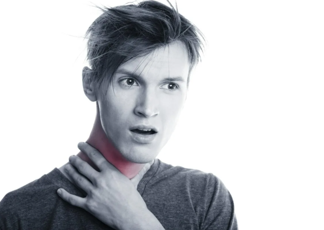 Annenmaykantereit солист. хриплый голос парня. шарф на человеке. дисфония. певец с микрофоном.