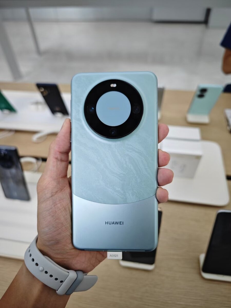 Действительно неожиданно. Представлен топовый Huawei Mate 60 Pro со  спутниковыми звонками, IP68 и тремя отверстиями в экране | iXBT.com | Дзен