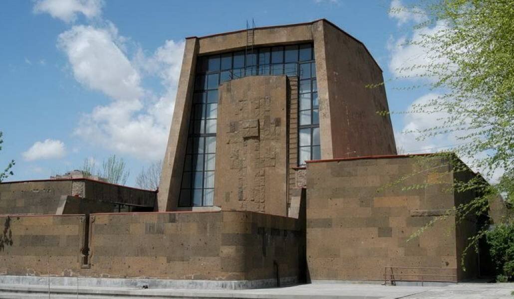 На фото Дом камерной музыки в Ереване, потому что фото Дома кинематографистов, где прошел фест, я так и не нашла