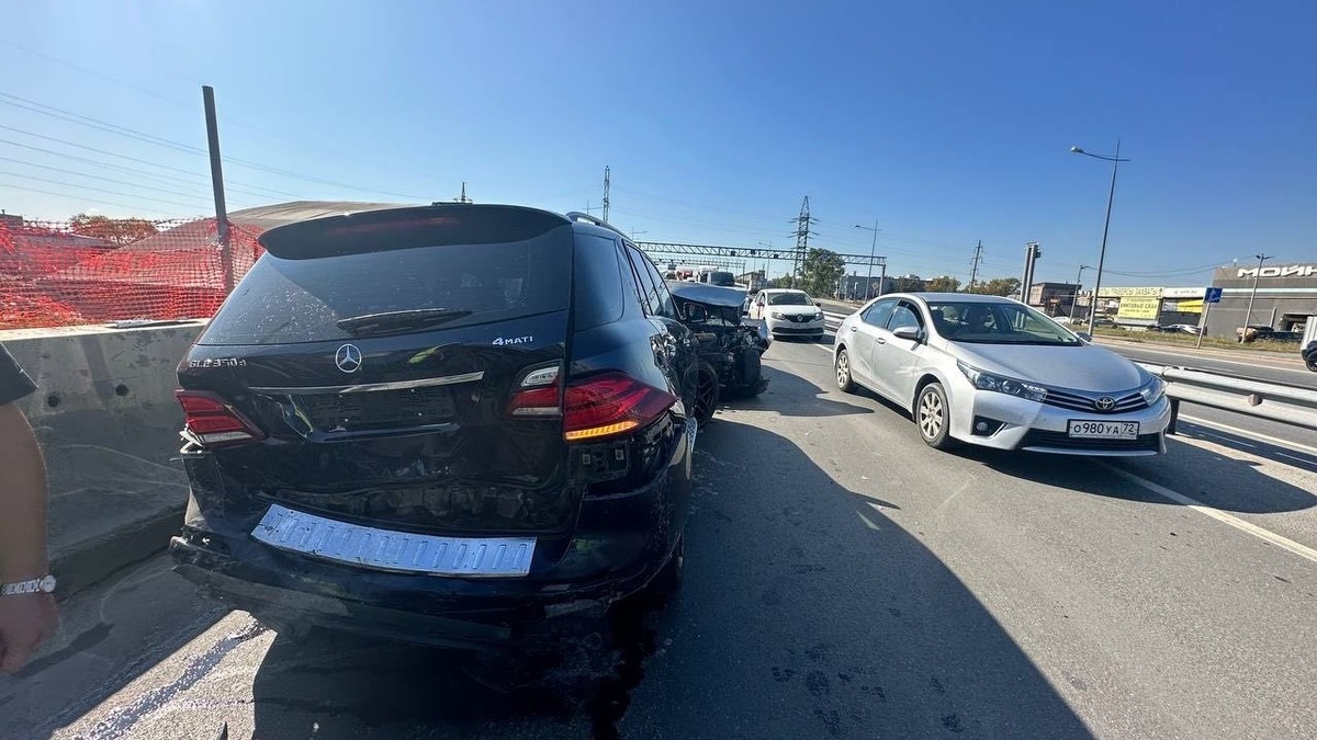     Массовая авария произошла в пятницу днем в Тюмени на путепроводе по улице Монтажников. Здесь столкнулись четыре автомобиля: Mercedes, Infiniti, Mazda и Renault.