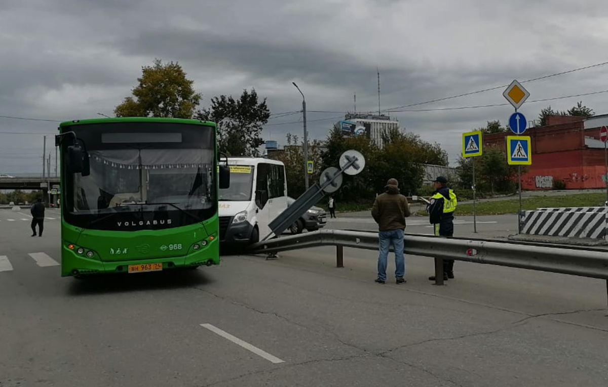 В Челябинске маршрутка с пассажирами врезалась в автобус | Русский компас |  Дзен