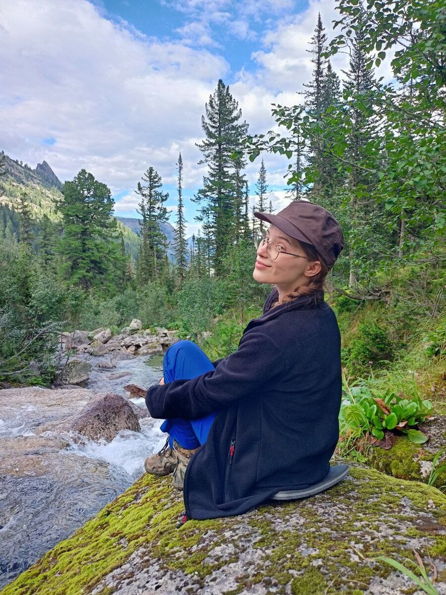 Счастливая я у Малахитовой ванны в Ергаках