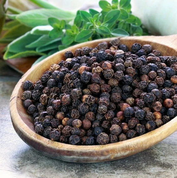 Черный перец - одна из самых популярных специй для шашлыка