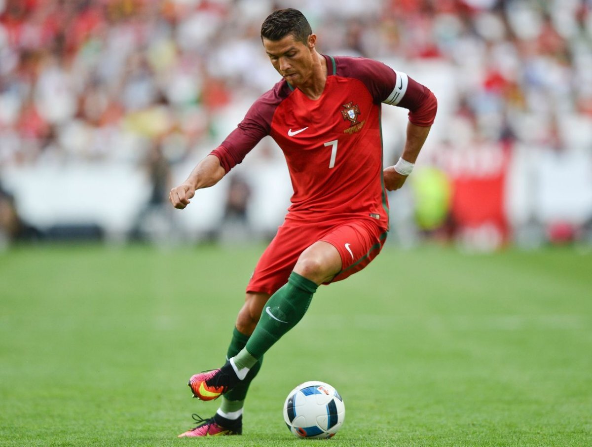 Greatest football players. Криштиану Роналду. Криштиану Роналду Капитан. Криштиану Роналду футболисты. Криштиану Роналду известные футболисты мира